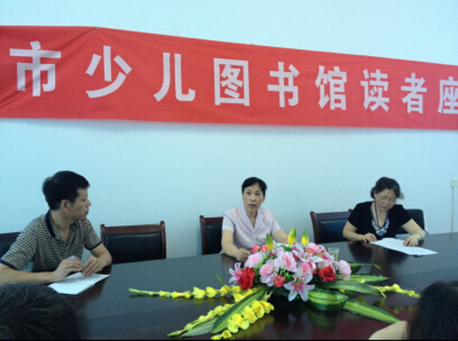 文广新局陈丽珍局长到少儿图书馆开展群众路线实践指导工作.jpg